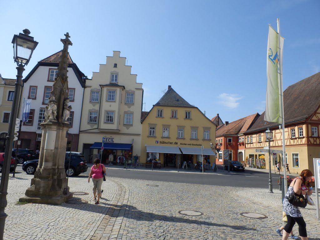 HASSFURT - Jed´s Heisla a weng annersch - Blick über die Hauptstraße zur Einmündung Brückenstraße vom Vierjahreszeiten-Brunnen am Marktplatz by ReinhardKlenke