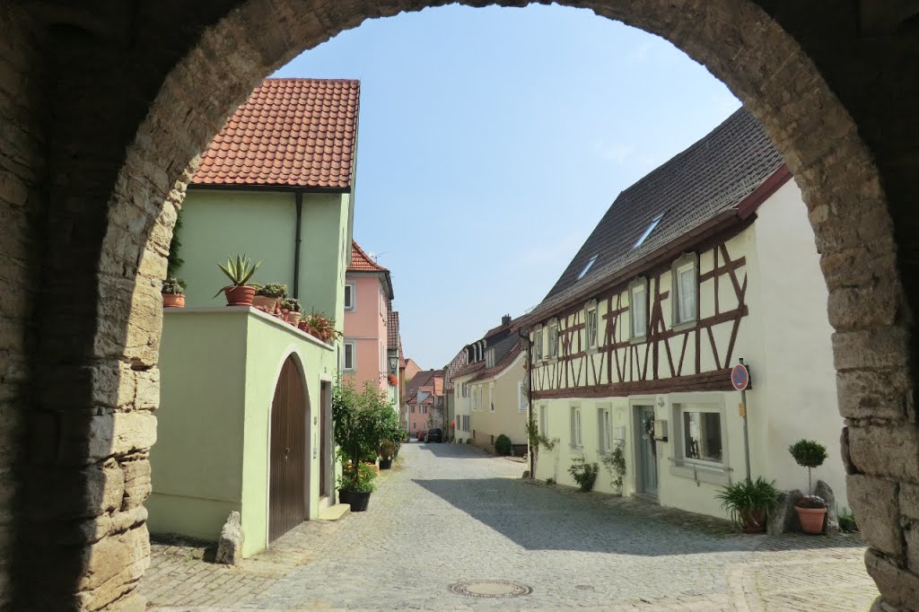 SULZFELD - Blick aus dem Erlacher Tor in die Kettengasse by ReinhardKlenke