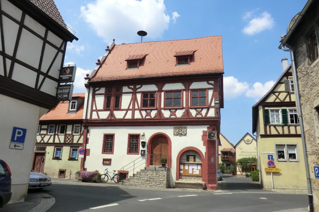 SEGNITZ - Nochmal ein schöner Blick auf´s prächtige Rathaus . . . und dann : über die Mainbrücke ! by ReinhardKlenke