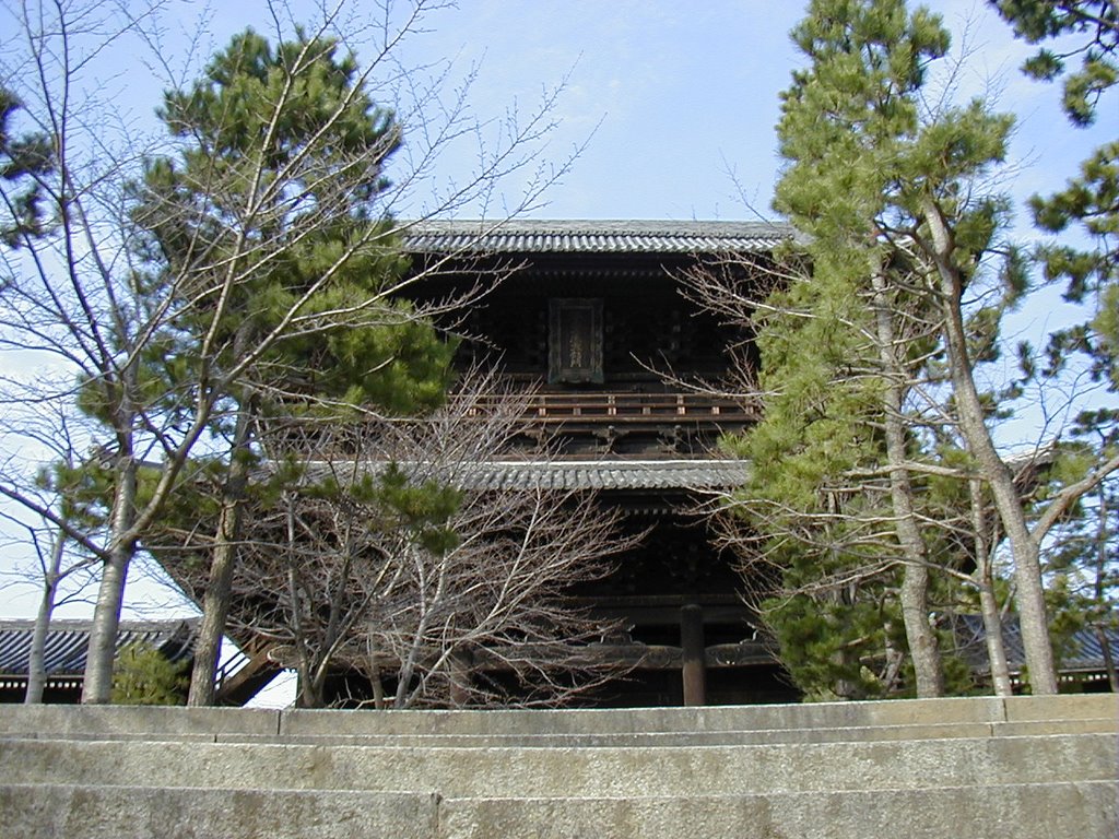 Main gate of Kinkaikomyoji by hello256