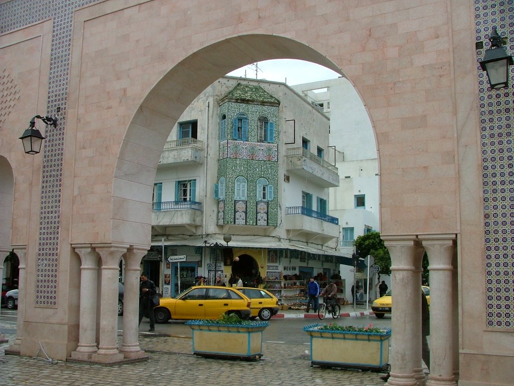 Nabeul gat of the medina by Rebb Karoly