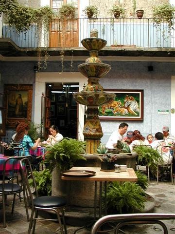 Puebla, Inner courtyard by Fons Dols