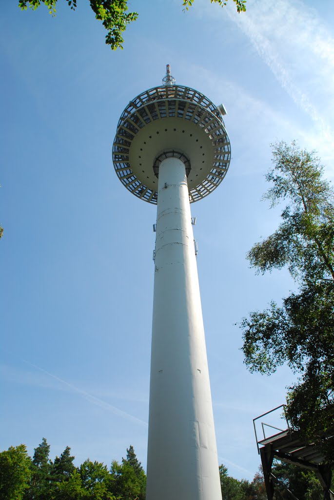 Fernmeldeturm Waldenbuch: Der Fernmeldeturm Waldenbuch ist ein 143,6 m hoher Fernmeldeturm der Deutschen Funkturm GmbH im Schönbuch im baden-württembergischen Landkreis Esslingen by U.Mangold