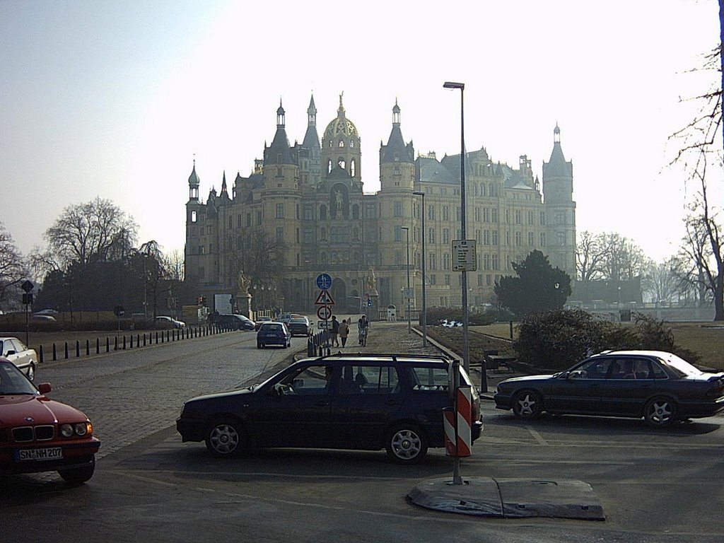 Schweriner Schloß - im Morgendunst des Schweriner Sees by DL1LAM