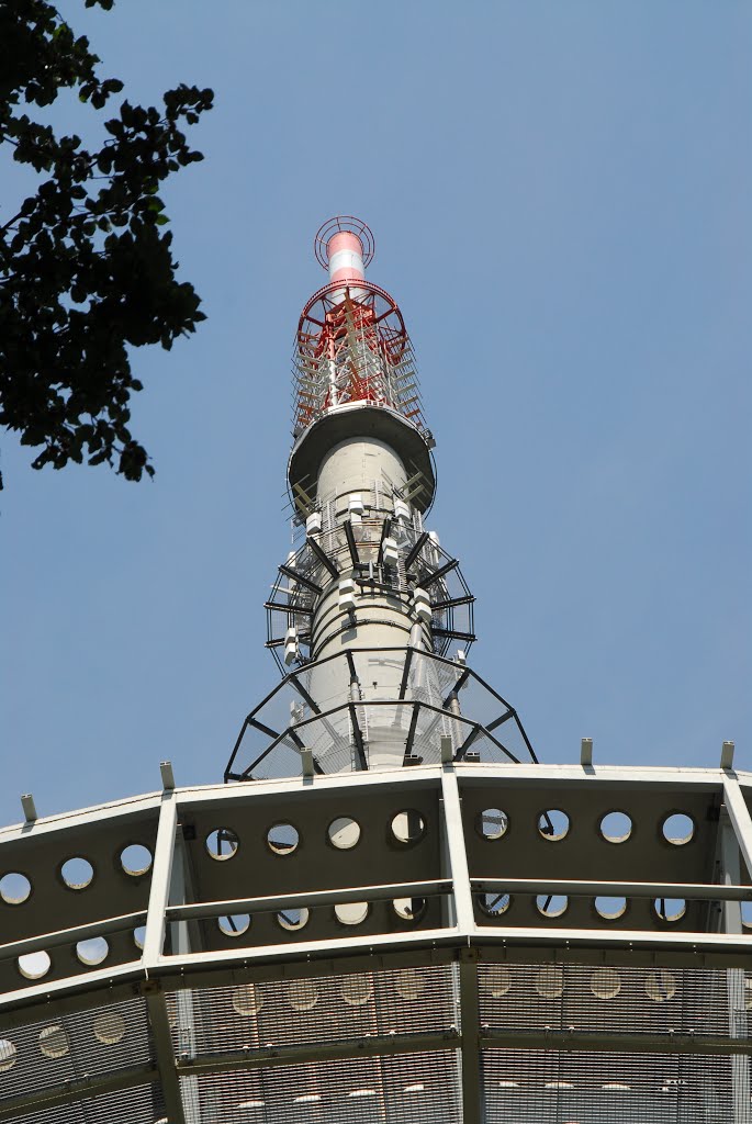 Der Stuttgarter Fernmeldeturm auf dem Frauenkopf ist ein 192,4 Meter hoher Sendeturm im Eigentum der DFMG Deutsche Funkturm GmbH. Der in Stahlbetonbauweise errichtete Turm war im Unterschied zum Stuttgarter Fernsehturm der Öffentlichkeit nie zugänglich. by U.Mangold