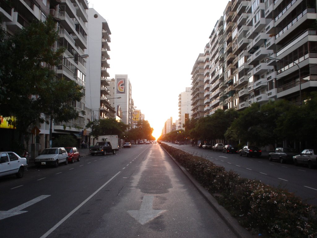 Av. Pellegrini al amanecer, Rosario, Argentina. by m_bertone