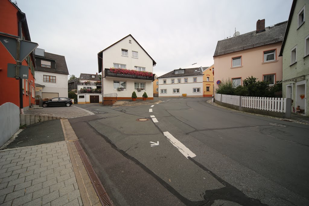 Regnitzlosau - Schwesendorfer Straße (12mm Weitwinkel) 50° 18' 5.42" N 12° 2' 51.56" E by A.B.W.