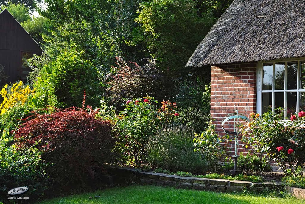 Garten mit Sonnenuhr, Bremen-Grohn - (C) by Salinos_de HB by SalinosⒸ