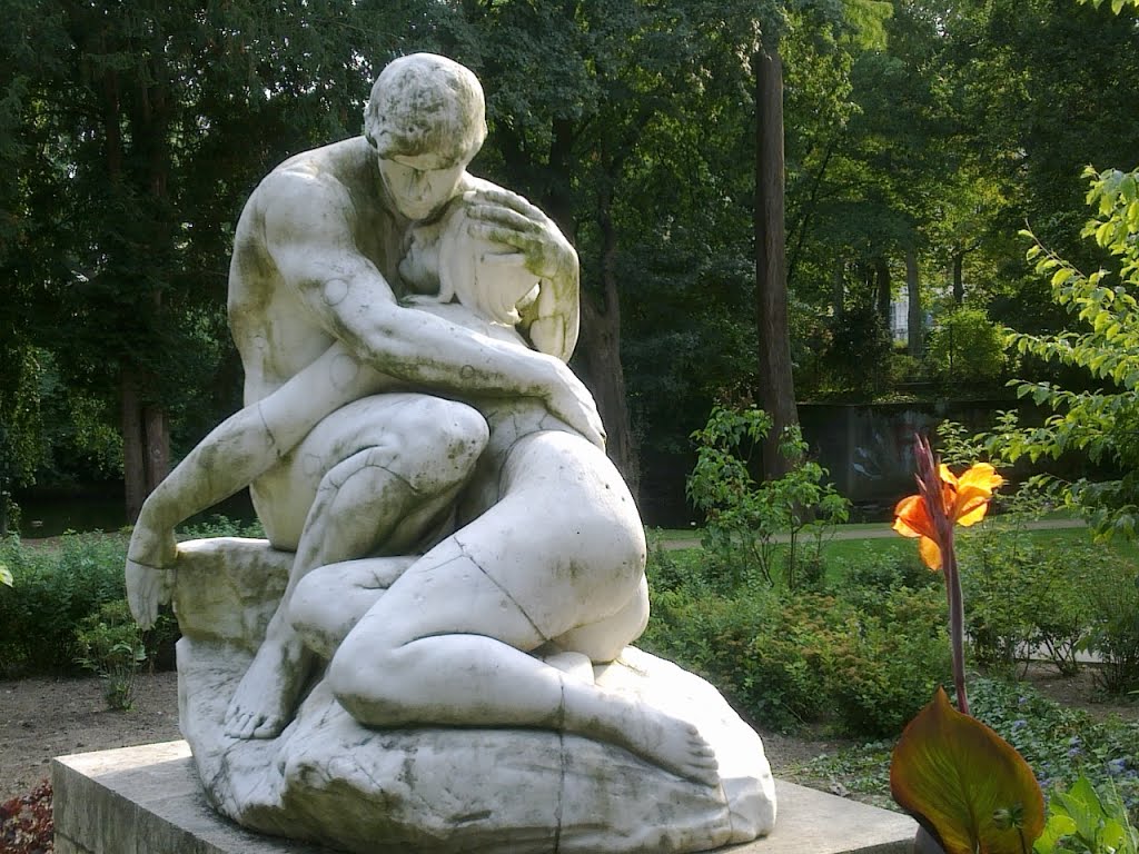 Flora-Liebende: Skulptur von PETER BREUER by Tomithy Holeapple (poem2go)