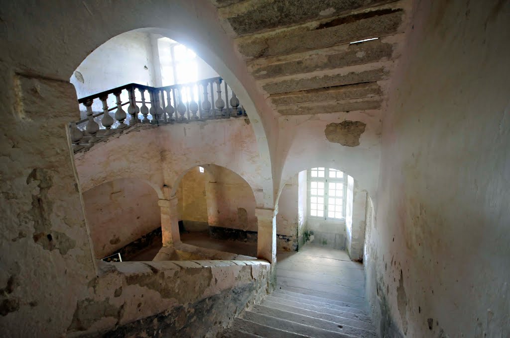 Escaliers, couvent des Carmes, Mortemart, Haute Vienne by jl capdeville