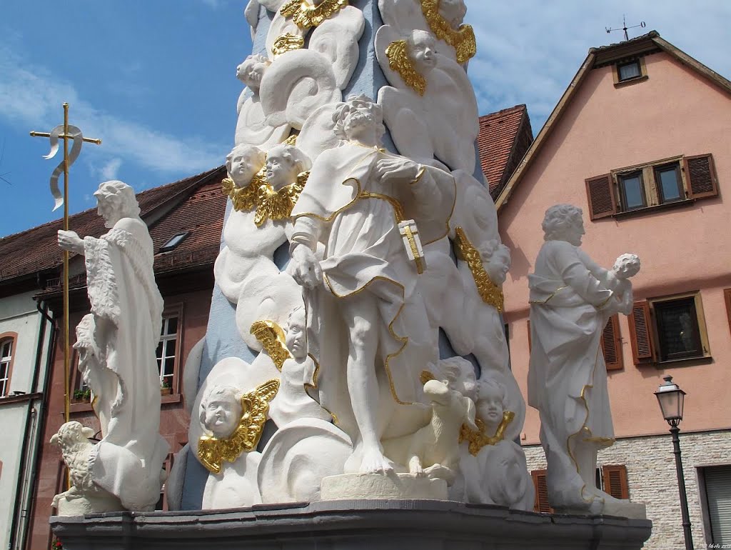 Johannes der Täufer hinten rechts auf dem Podest der Lengfurter Dreifaltigkeitssäule (Pestsäule) by lebola