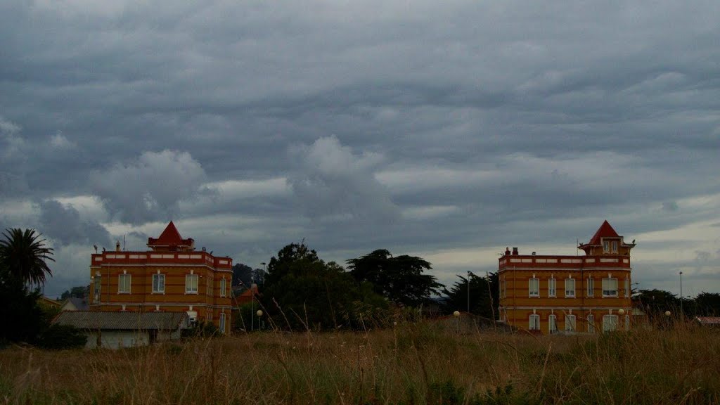 Old Beach Houses by DESJEUNES & RICO