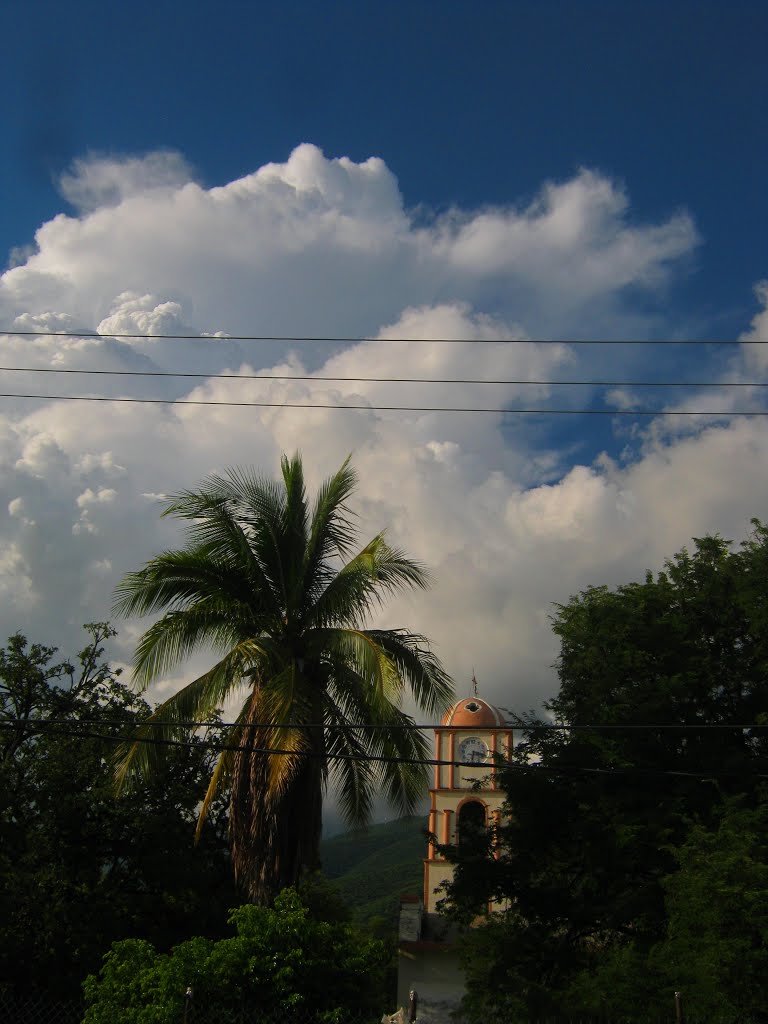 Nubes sobre la iglesia de Tuxpan by waldwind