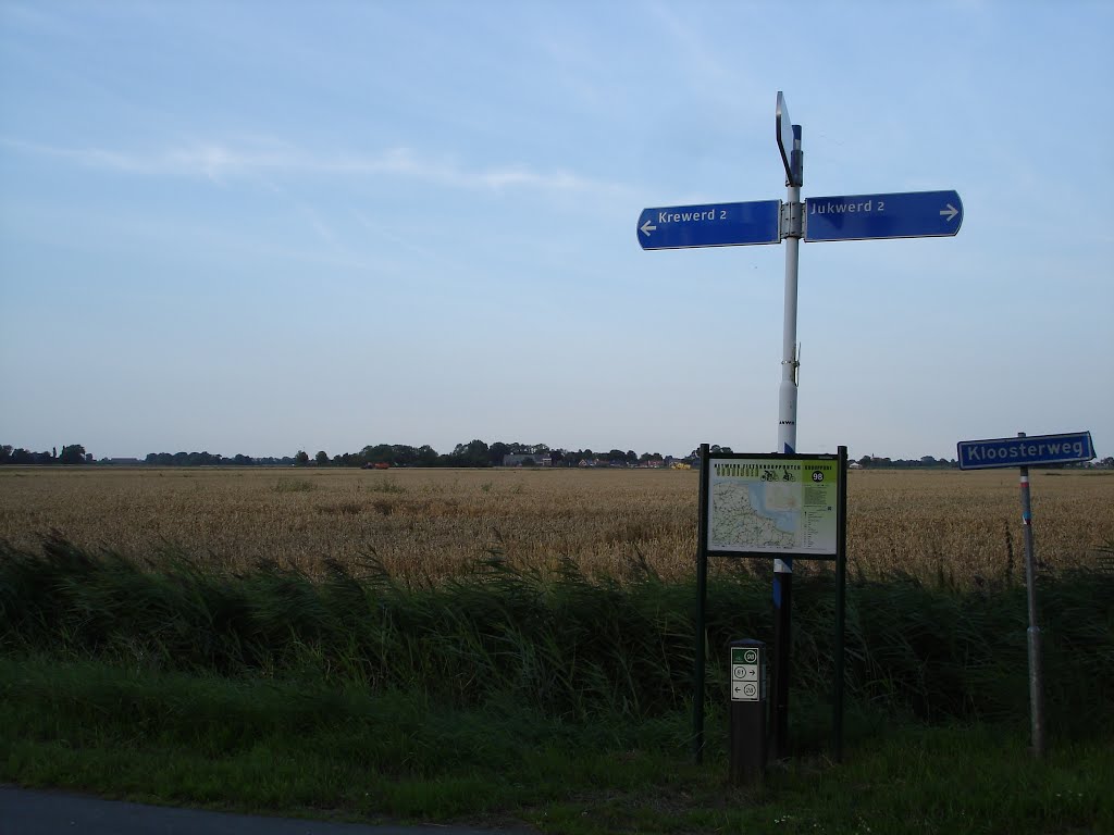 Kruispunt in de Kloosterweg tussen Oosterwijtwerd, Krewerd (links) en Jukwerd (rechts). In de verte de bebouwde kom van Krewerd. by Emiel Heuff