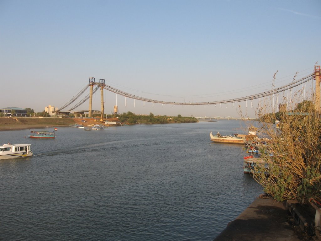 Building of suspension bridge over river Nile to the Tuti island by Marisy