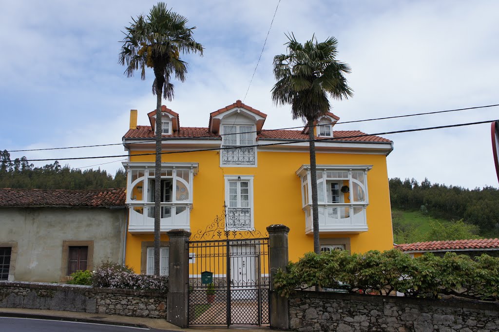 Casa indiana en Santianes. by La Casa del Chiflón (Bulnes)