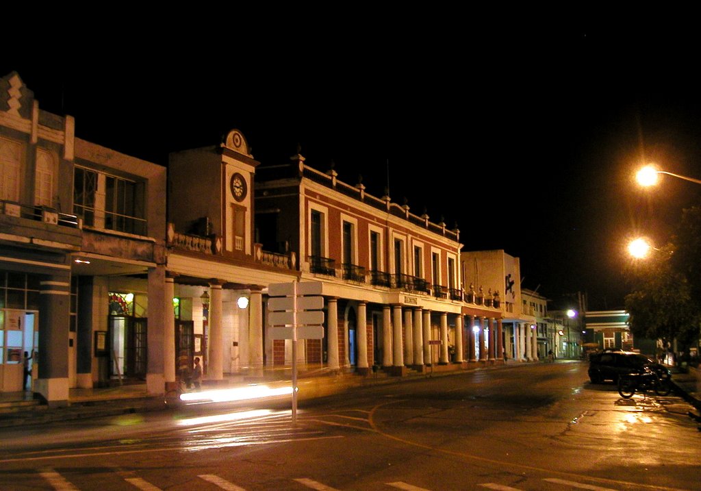 La Periquera. Este edificio era propiedad de Francisco Roldan quien en plena guerra lo abandono y se fue a vivir a Gibara. Las autoridades españolas reconstruyeron la fortaleza y situaron el Gobierno en sus salones. by perezmontejo