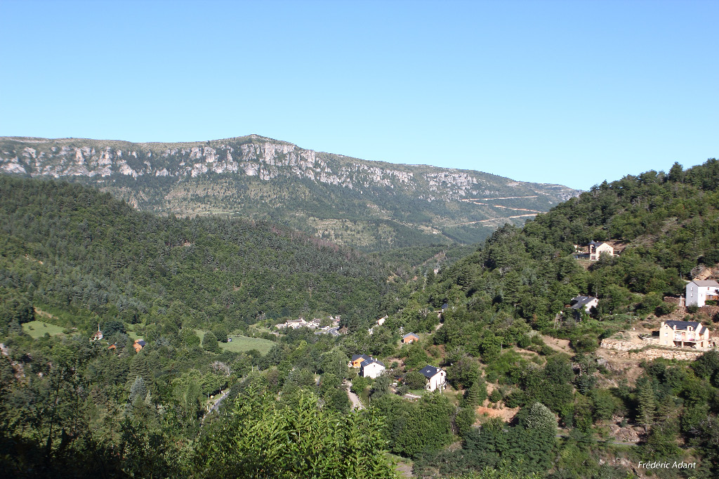 LE VILLAGE DE LA SALLE PRUNET ET AU FOND LE CAUSSE MEJEAN, GR70 by Frédéric Adant