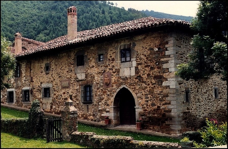 Palacio de Miranda-Quirós, Chanuces, Quirós. by PAÑEDA