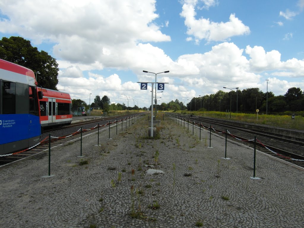 Blick entlang des Bahnsteigs - Bahnhof Pritzwalk by IngolfBLN