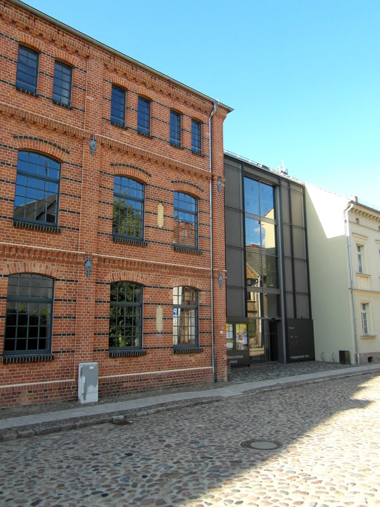 Alte Paulsche Tuchfabrik mit Neubaufüllung by IngolfBLN