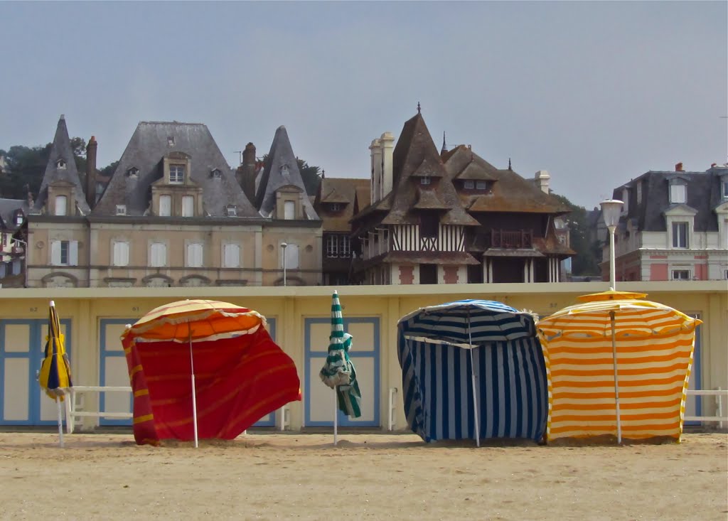 Plage de Trouville by daniel wilk