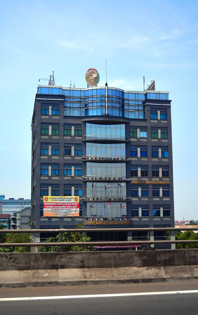 Gedung Akademi Manajemen Perusahaan Jayabaya by ikung adiwar