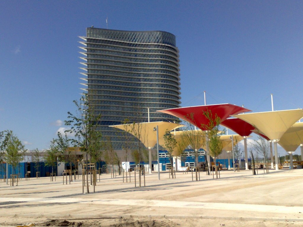 la torre del agua desde la rotonda de pablo picaso by erchemica