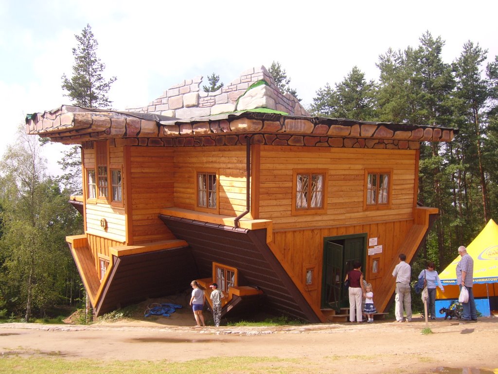 szymbark - upside down house by maciekke