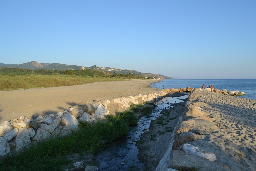 Spiaggia presso la foce del fiume Alento by Geosergio