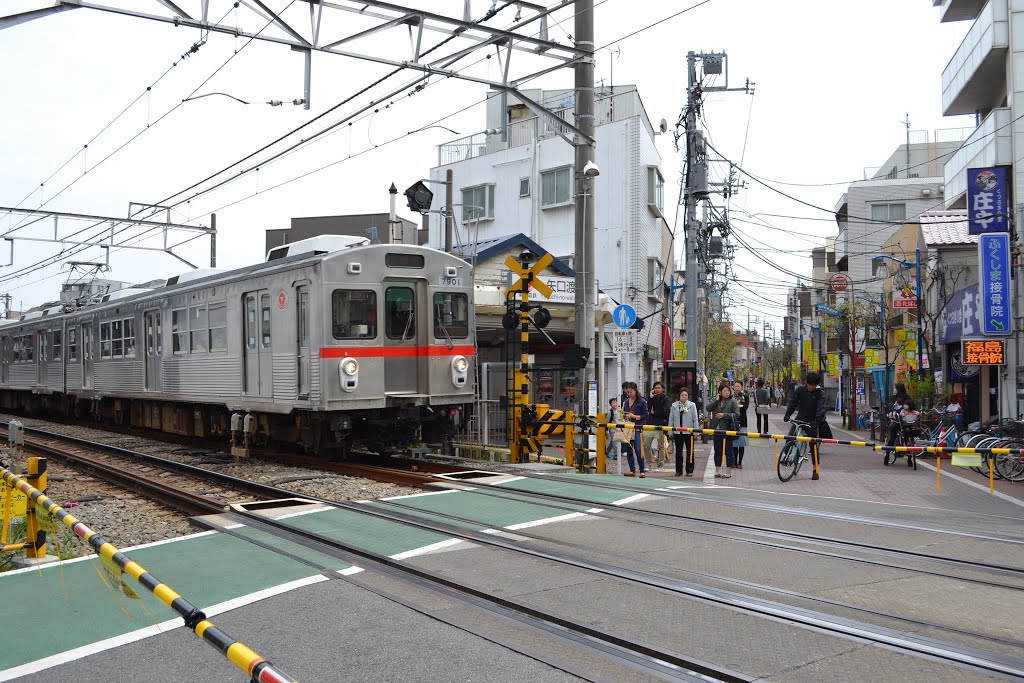 Yaguchi-no-watashi Station, Ota City, Tokyo 矢口渡駅, 東京・大田区 by Katsumi Yokoyama