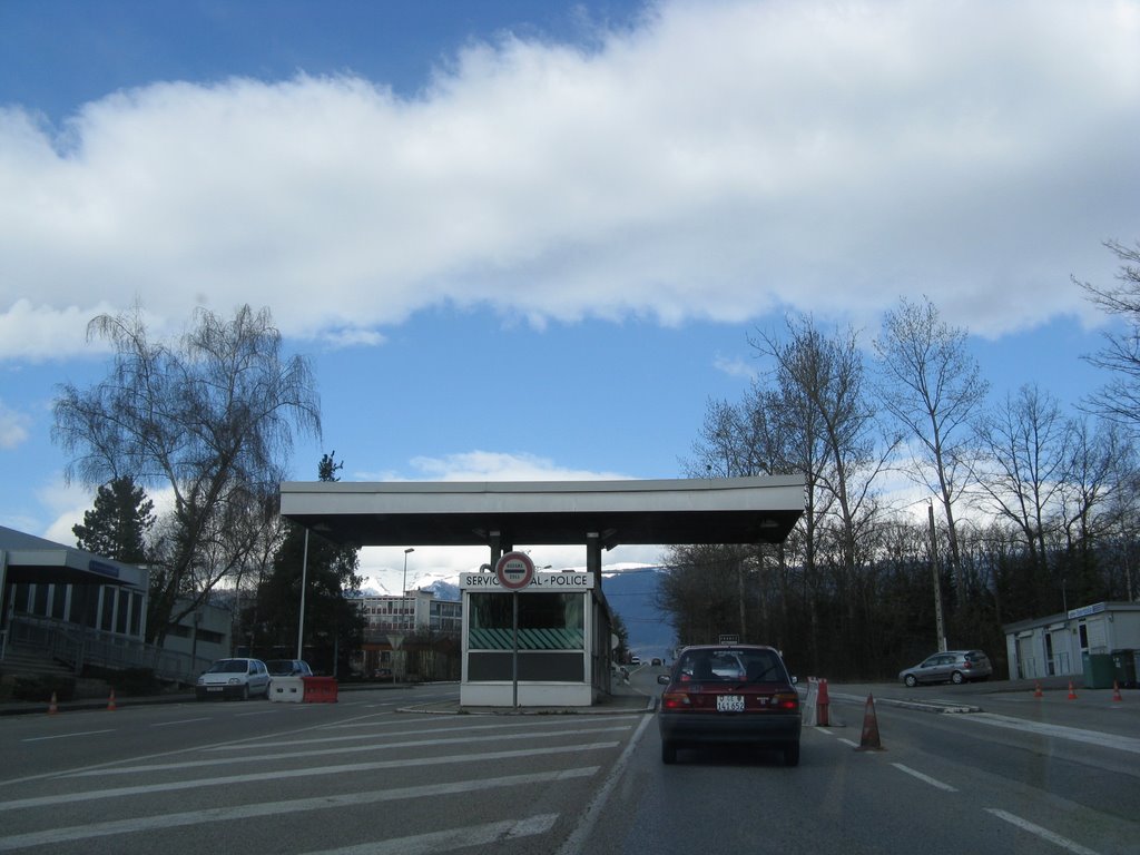 Poste frontière, St.Genis-P., sens Meyrin-St.Genis by Paul Myers