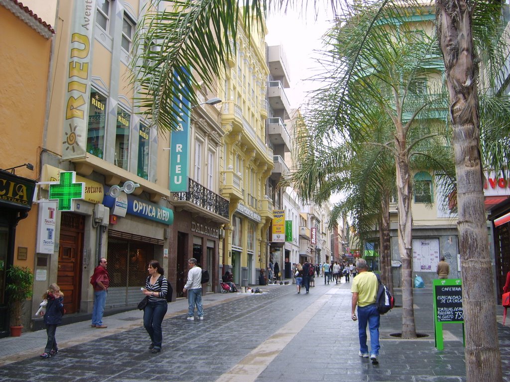 Santa Cruz de Tenerife by Gabriel Pita