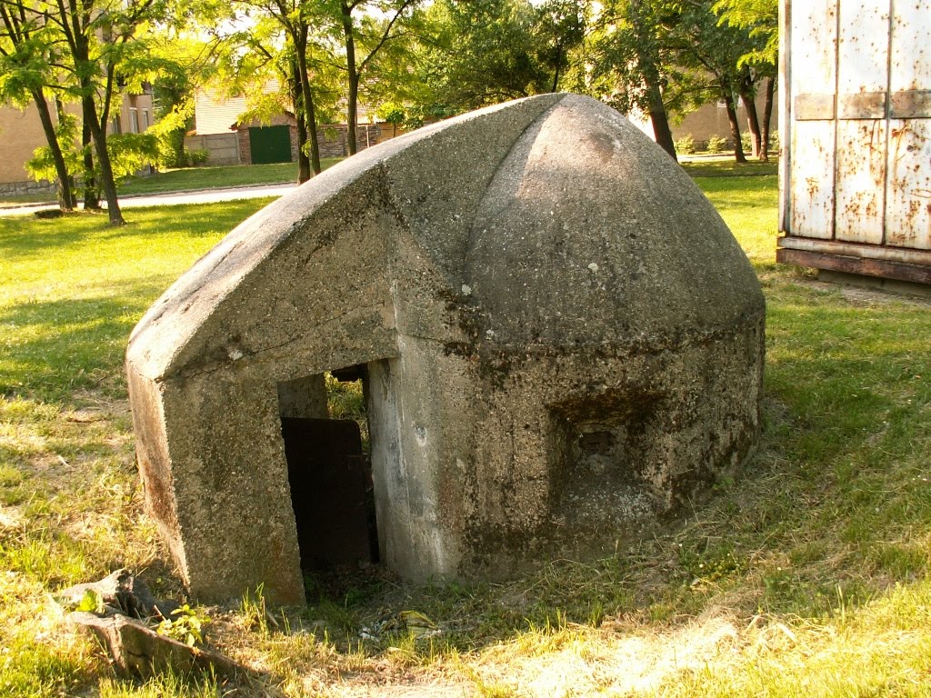 Nyergesújfalu, II. világháborús bunker a Dunaparton by Fekete Tibor