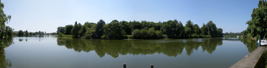 Vue de la Sarthe à Morannes, elle coule de droite à gauche by PAVAUT Gérard