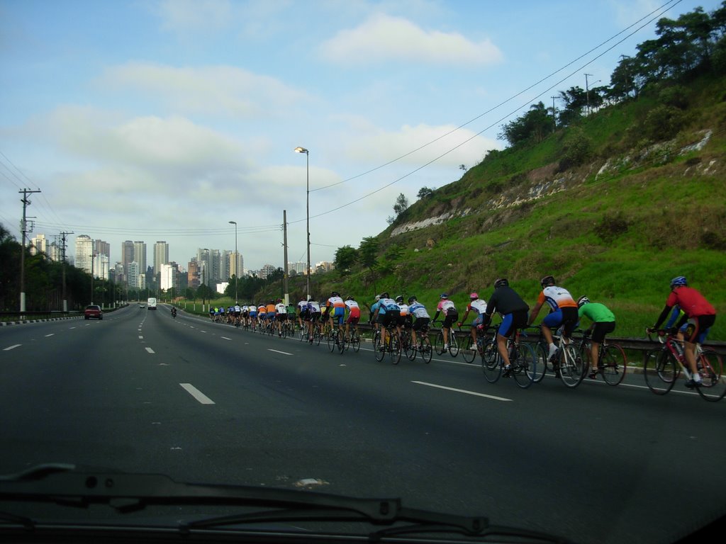 Ciclistas na Marginal do Rio Pinheiros numa manhã de Domingo. by joao batista shimoto