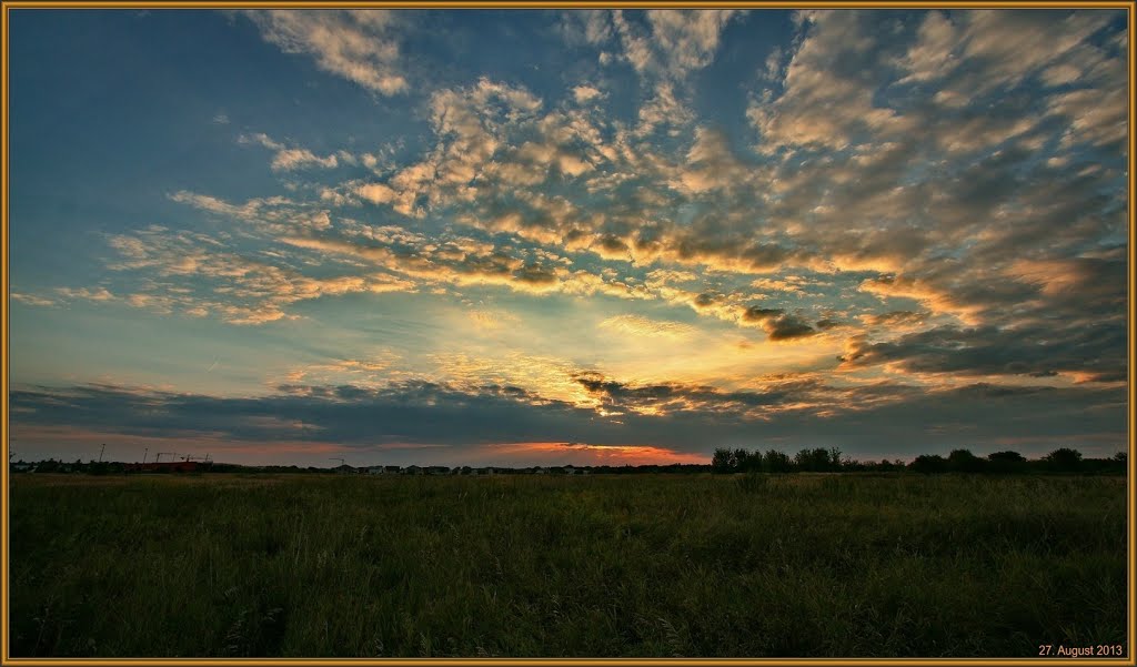 Schöner Abendhimmel gegenüber des Luftwaffenmuseums in Gatow by H. Hönow