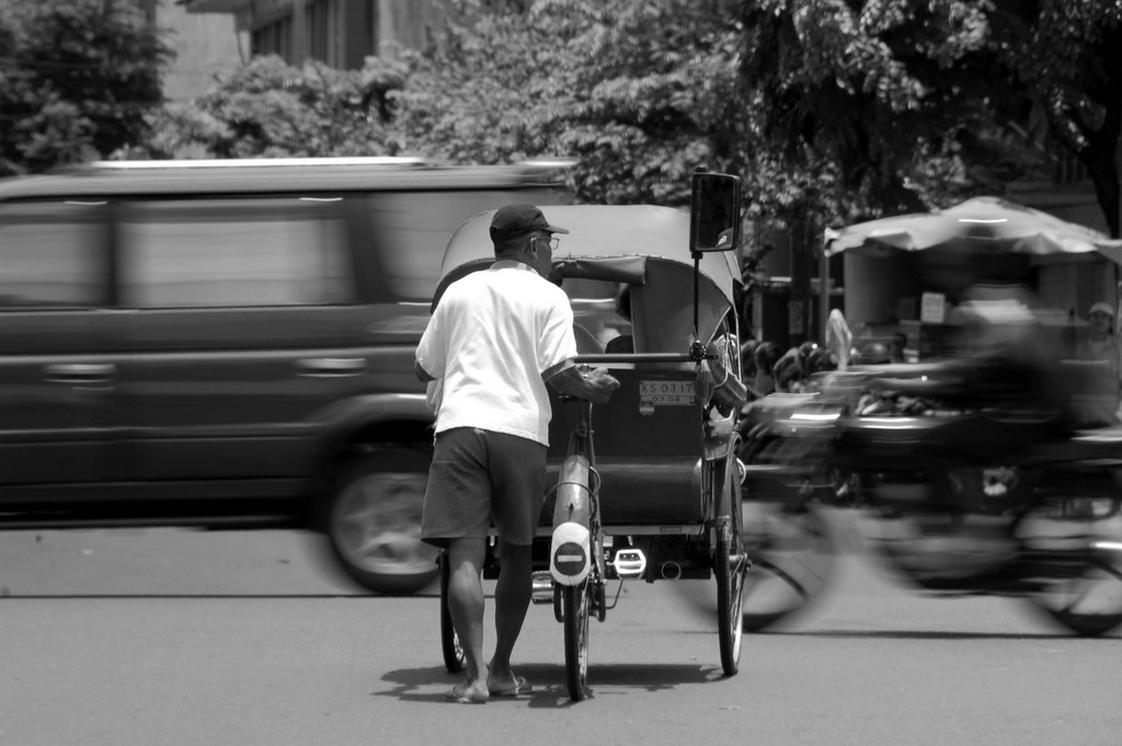 Surakarta (Solo): nyebrang jalan by Yanti & François Bea…