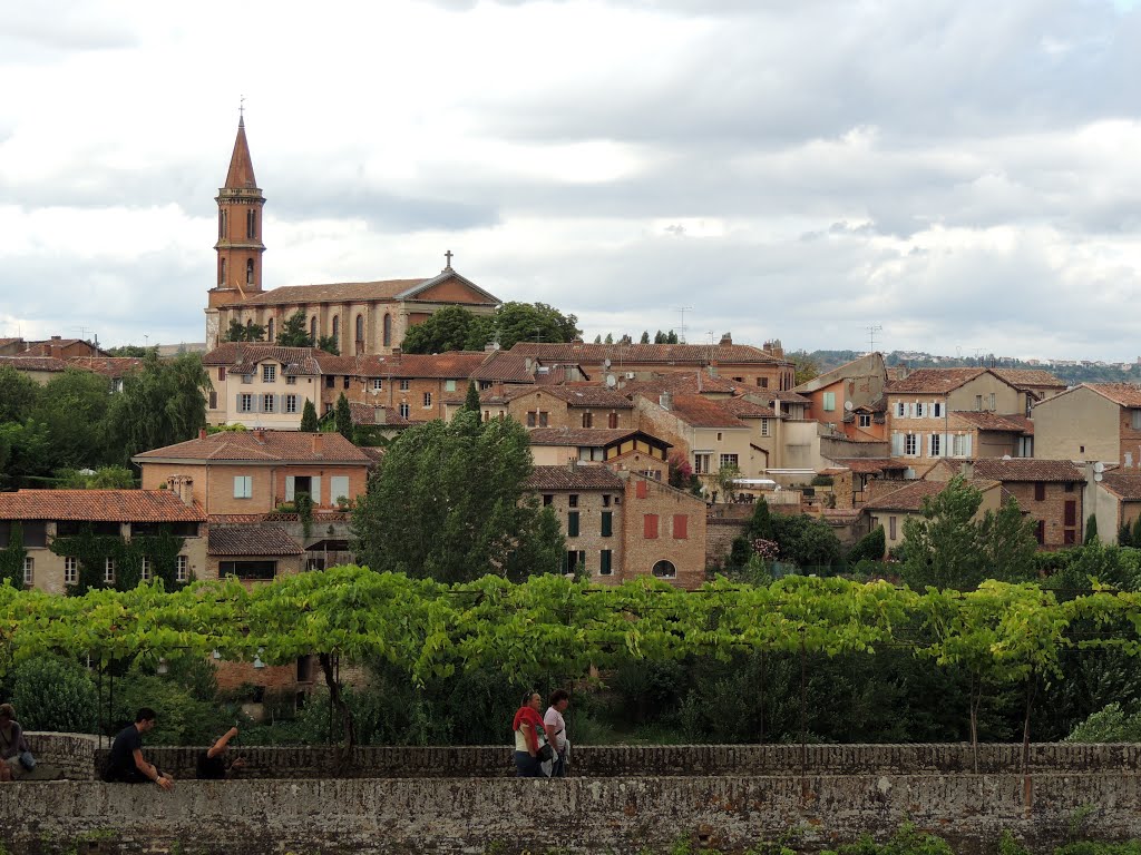 ALBI ville rouge, quartier de la Madeleine. by Jean THIERS