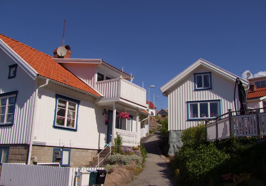 Fjällbacka, Skepparegatan. by Leif Fielstrup Guldbrandsen