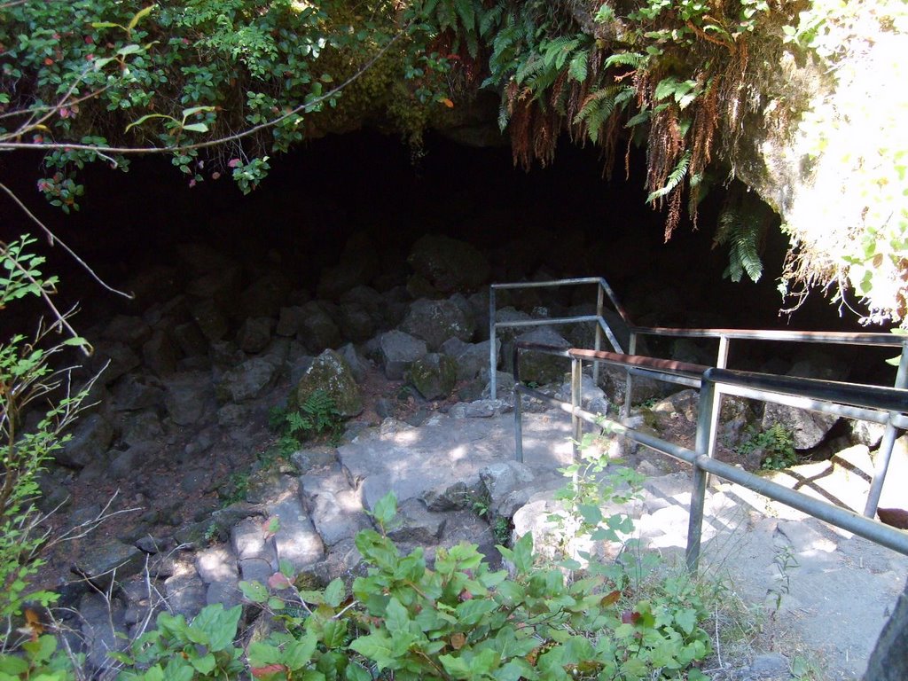 Ape Cave at Mt. St. Helens by t-earth