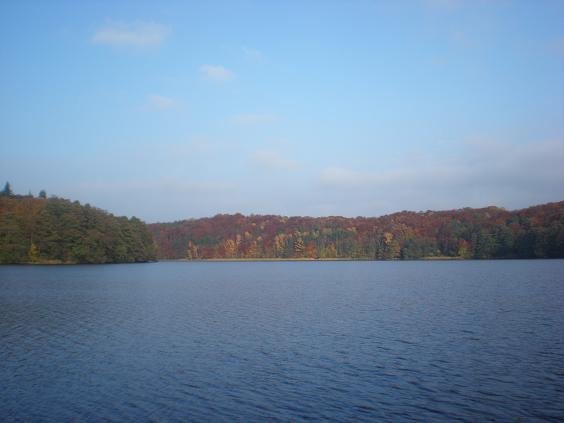 Jezioro Trześniowskie jesienią by Barbara Biskup