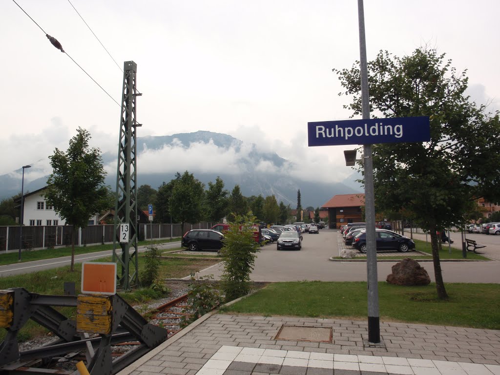 Gleisende am Bahnhof Ruhpolding und Blick auf den Rauschberg by Rolf.W.Dirkes