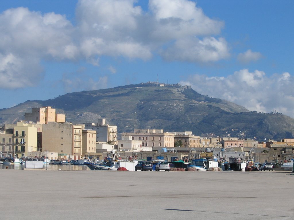 Porto peschereccio con Erice sullo sfondo by re-nicola