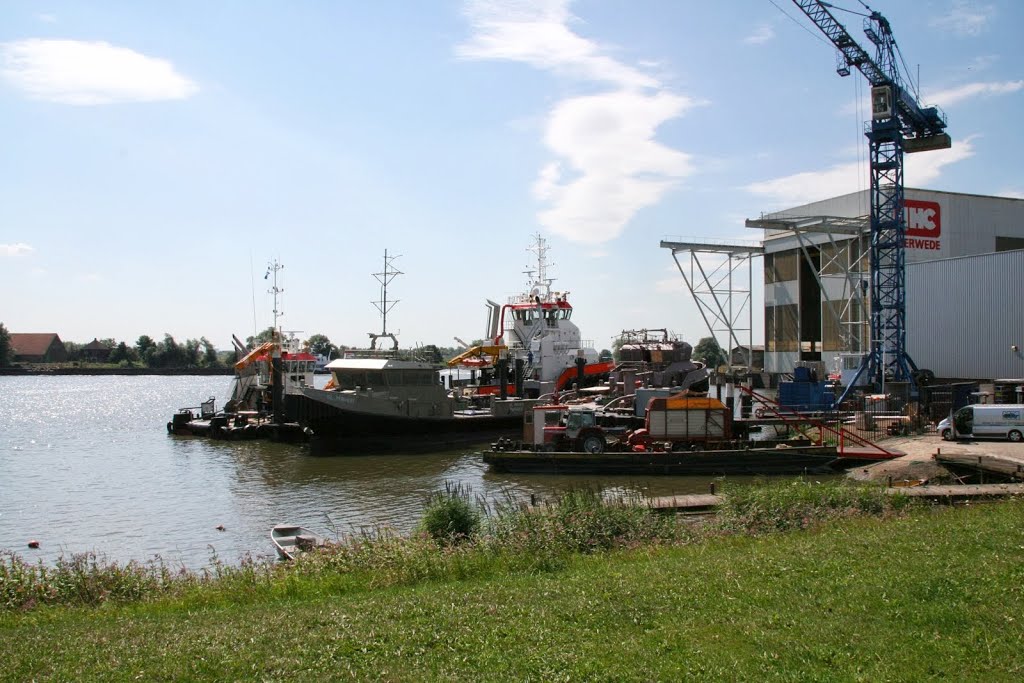 Hardinxveld-Giessendam - Rivierdijk 586 : IHC Merwede by Scholte