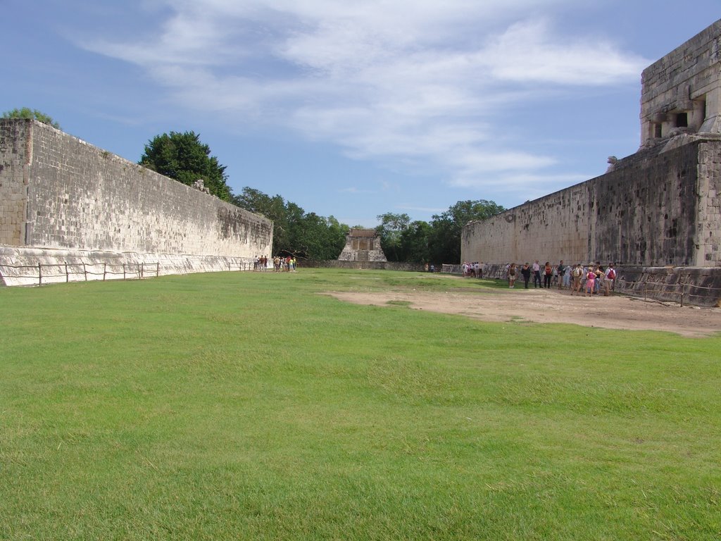 Chichen Itza by Daniel Tschernich