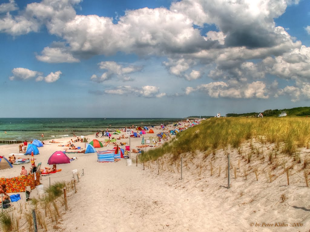 Beliebter Ostseestrand, Rostock/Markgrafenheide, Blick in Richtung Graal-Müritz by Peter Klähn