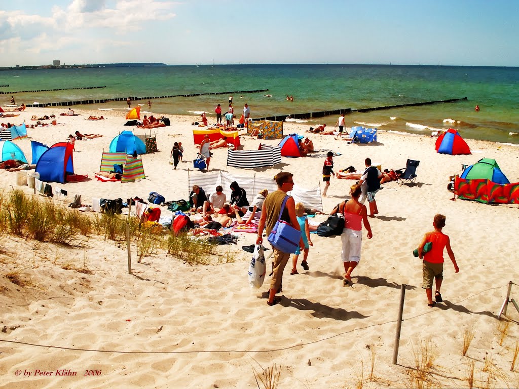 Beliebter Ostseestrand, Rostock/Markgrafenheide, Blick nach Rostock/Warnemünde by Peter Klähn