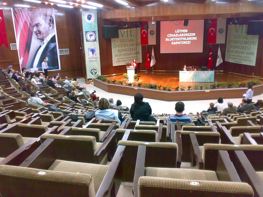 Çukurova Üniversitesi - Mithat Özhan amfisi by Soner EKER