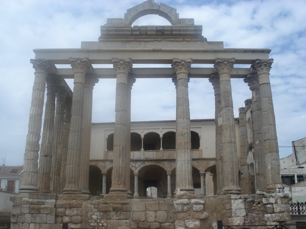 Merida Templo de Diana by Rolando Canessa